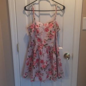 Super cute floral dress!